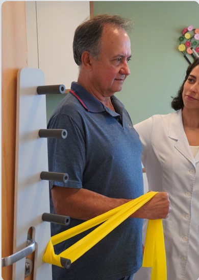 Aplicação do espaldar portátil Physiospal com elásticos